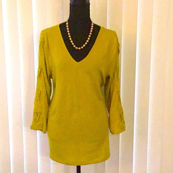 BY design Tops - Woman’s knitted sweater top 🌼🌸💕(NWT)